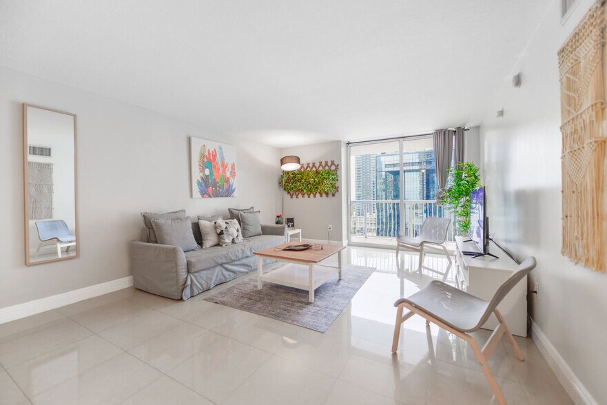 Building Photo - 1200 Brickell Bay Dr