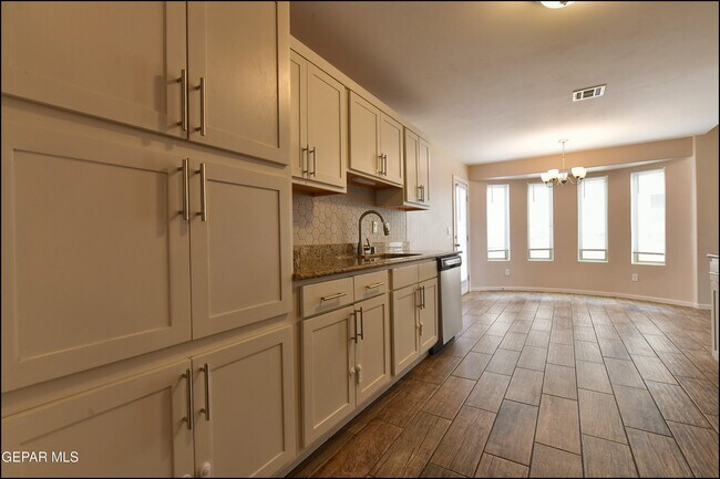 Building Photo - 621 Cedarwood Ave