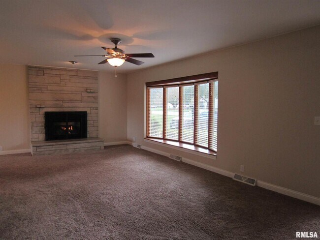 Building Photo - 233 Manor Dr