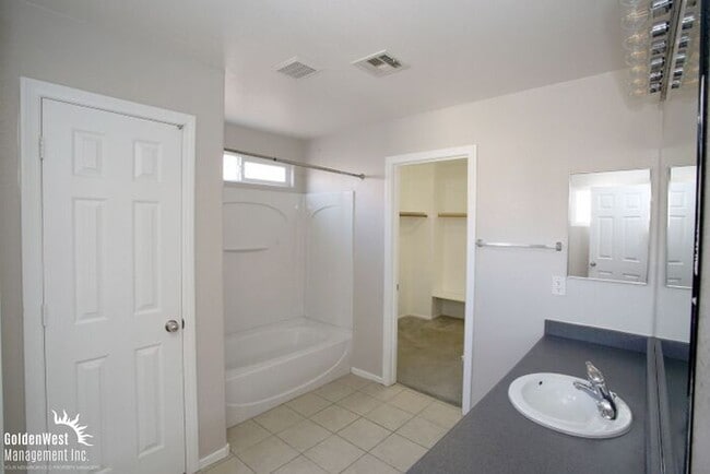 Building Photo - Charming 3Bdm 2.5Ba Home in Las Vegas