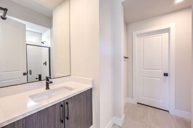 Building Photo - Exquisite 6-bed/ 6-bath residence nestled within the prestigious, guard-gated community of Revere...