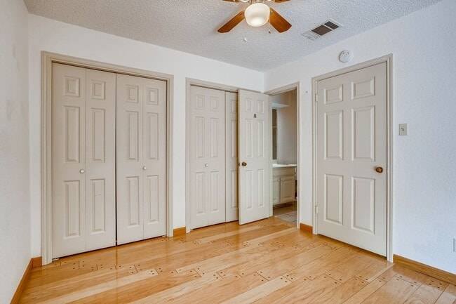 Building Photo - Rare 2 BR/ 2 BA Townhouse in Northwest Hil...