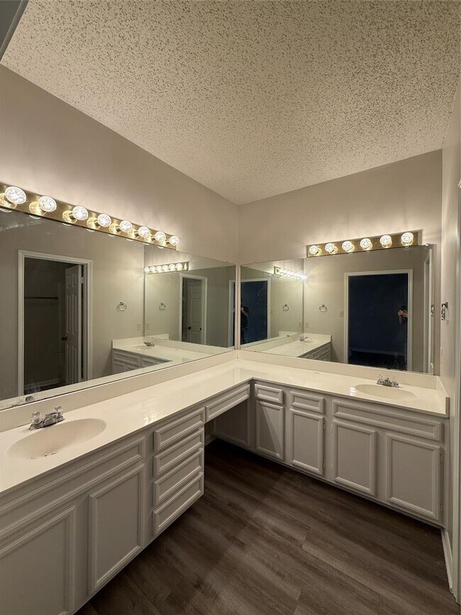 Building Photo - 6501 Columbia Oaks Ct