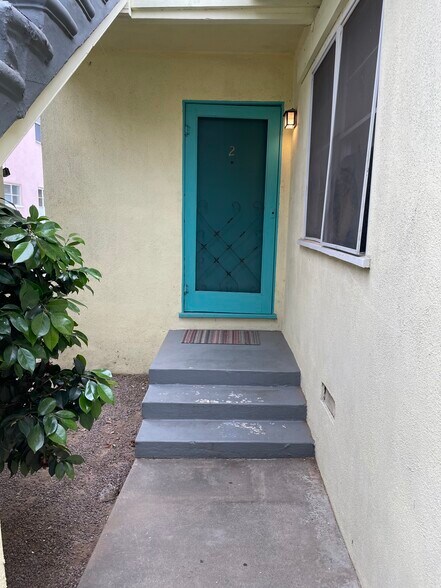 Building Photo - 334 W Alameda Ave