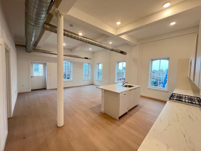 Building Photo - 141 Christopher Columbus Dr