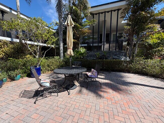 Building Photo - "Charming 1-Bedroom Condo Retreat in Dunedin's Heart - Cozy, Convenient & Inviting!"