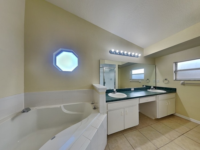 Building Photo - 4892 Palm View Dr N