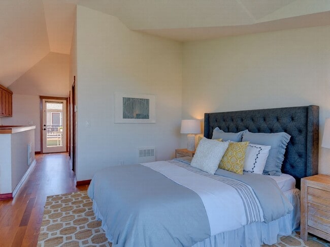 Building Photo - 722 Nob Hill Ave N