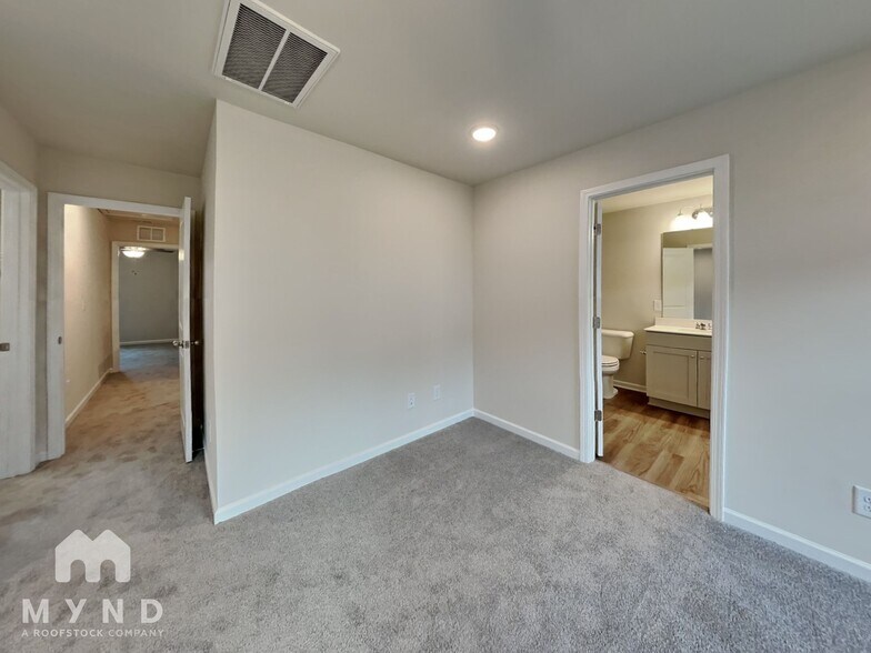 Building Photo - 136 Royal Star Wy