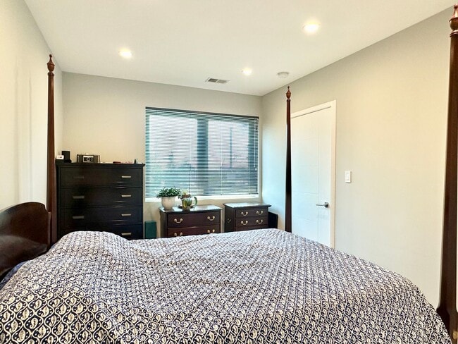 Building Photo - 2 Bedroom with Parking and Pets Welcome!