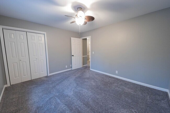 Building Photo - Great Townhome Convenient Location