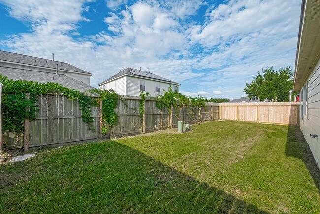 Building Photo - 12230 Hawthorne Hill Cir