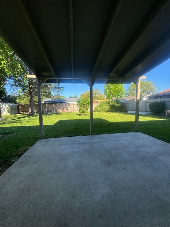 Building Photo - Single Level 3 Bedroom Home.