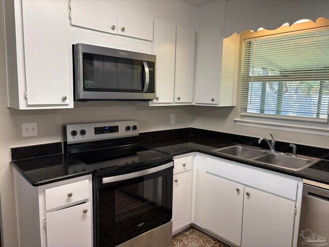 Building Photo - 1824 Iris Ln