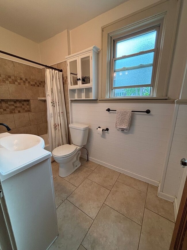 Building Photo - 3 Bedroom Home in Dormont!
