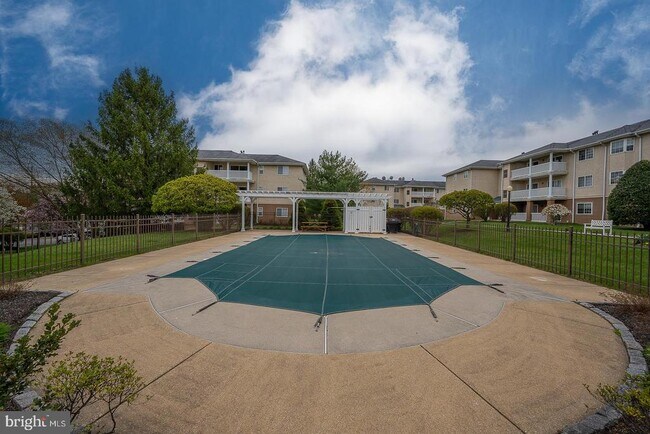 Building Photo - 335 Paoli Pointe Dr