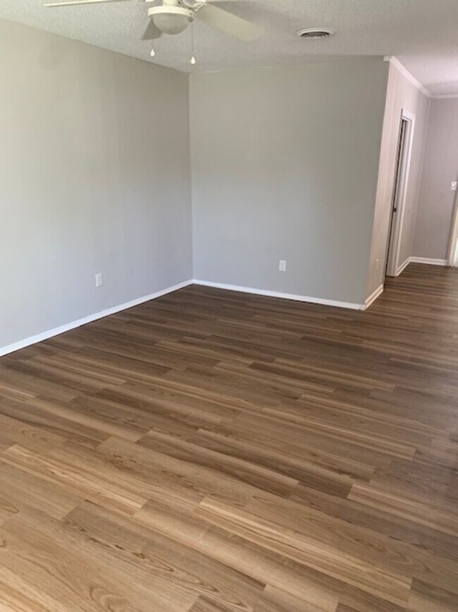 Building Photo - Located in McDuffie Woods Subdivision