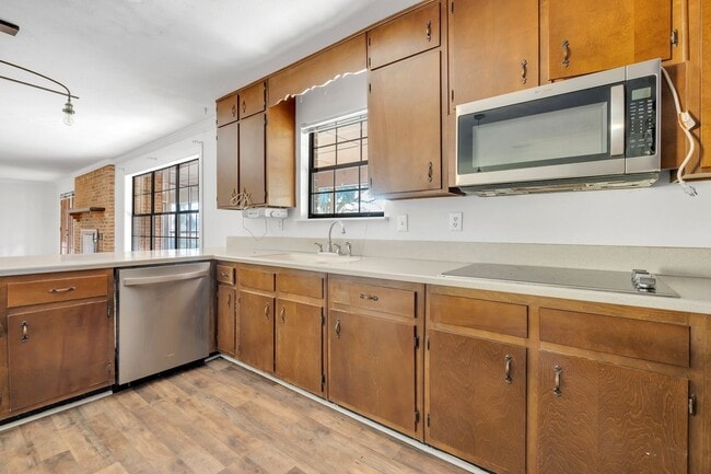 Building Photo - 5 bed 2.5 bath home with acreage