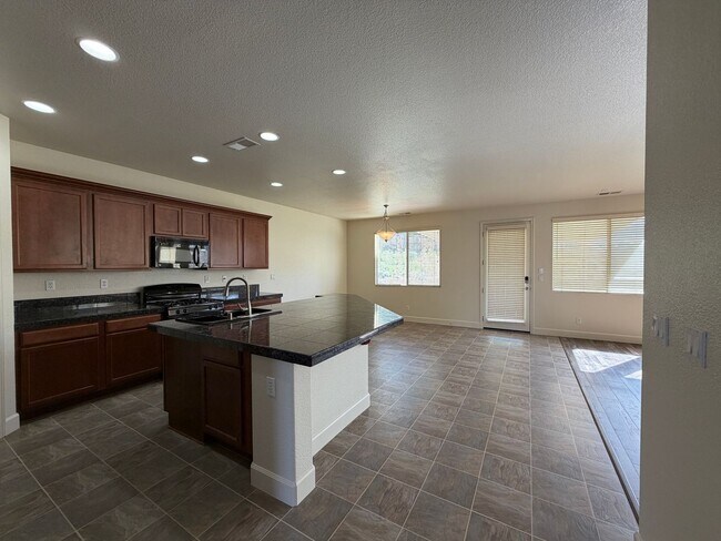 Building Photo - Spacious 4 Bedroom, 2.5 Bath in North Valleys