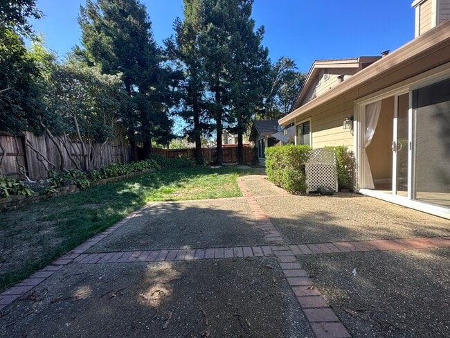 Building Photo - Beautiful 4 Bedroom Single Story For Rent in Gold River!