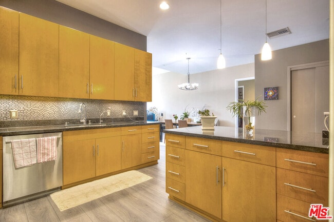 Building Photo - 3223 W 6th St