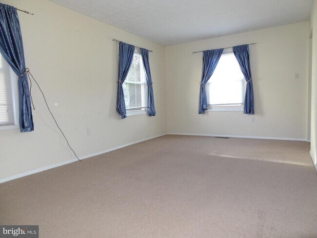 Building Photo - 2074 Lake Grove Ln