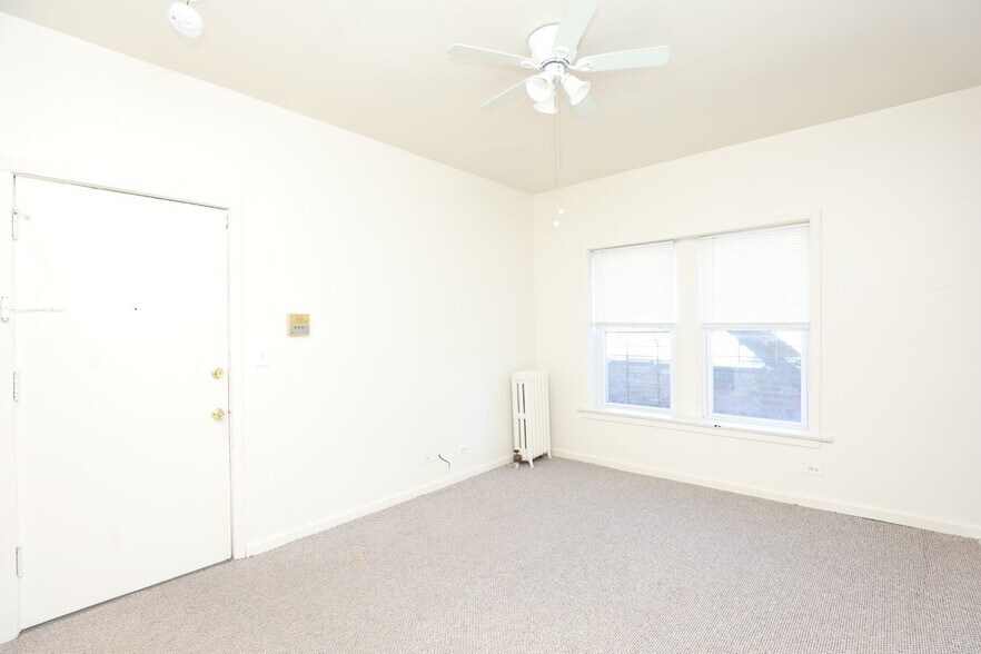 Building Photo - 3957 W Irving Park Rd