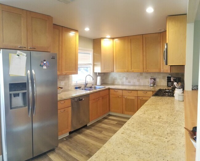 Building Photo - Immaculate 5 Bedroom 3 bath home with beautiful hill views!