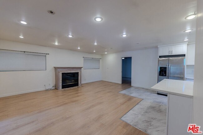 Building Photo - 837 Sunset Ave