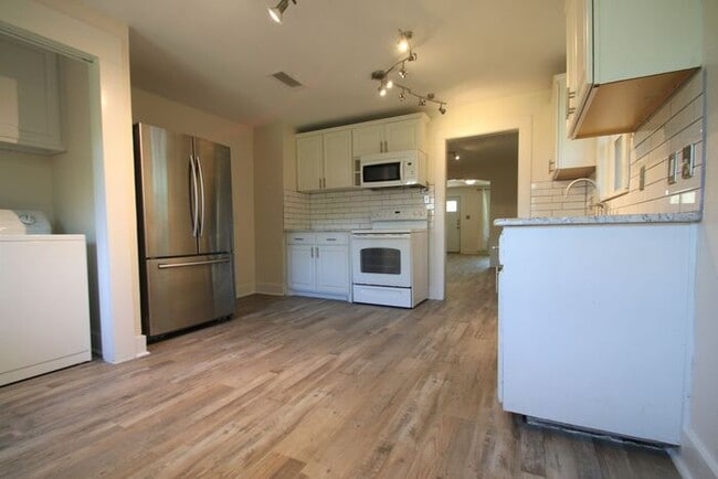 Building Photo - (("Wake Up in a Home YOU Love")) 2/2 STUNNING House Close to Exciting Downtown Fort Worth! An ABS...