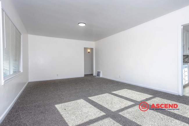 Building Photo - Charming 4 Bedroom Home!