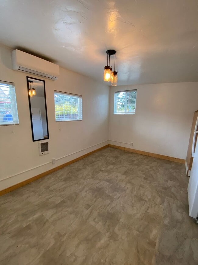 Building Photo - 716 NE Quimby Ave