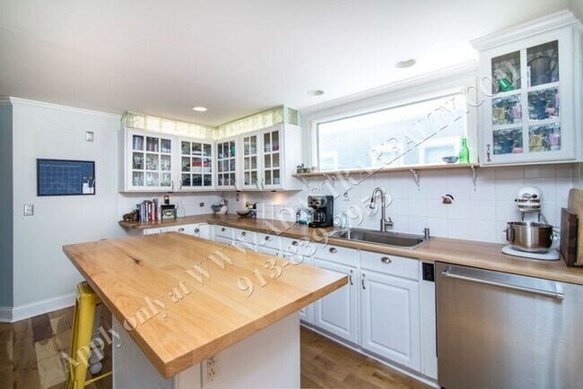Building Photo - Beautiful Ranch Home in Brookside-Availabl...