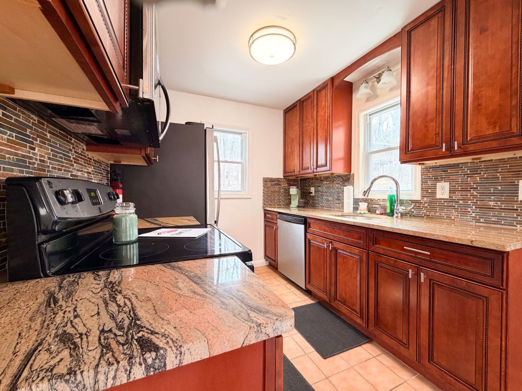 Building Photo - 811 Hickory Ct