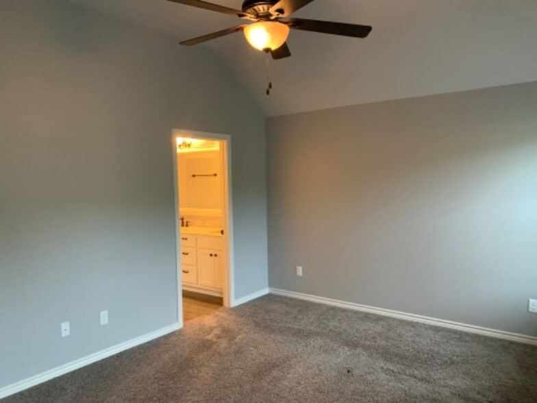 Building Photo - 151 Birdsong Ln