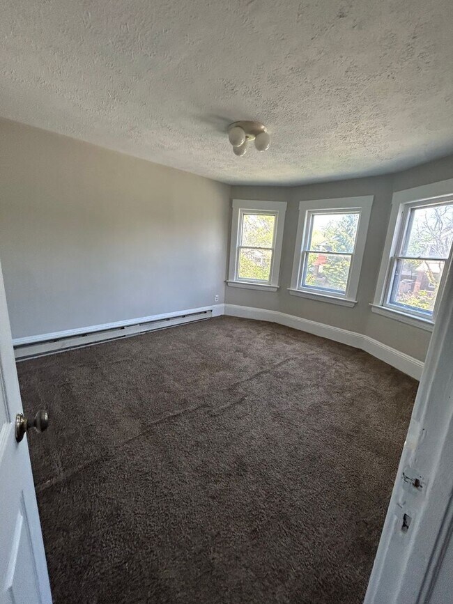Building Photo - Section 8 Accepted! 3br/1.5ba with 2 Car G...