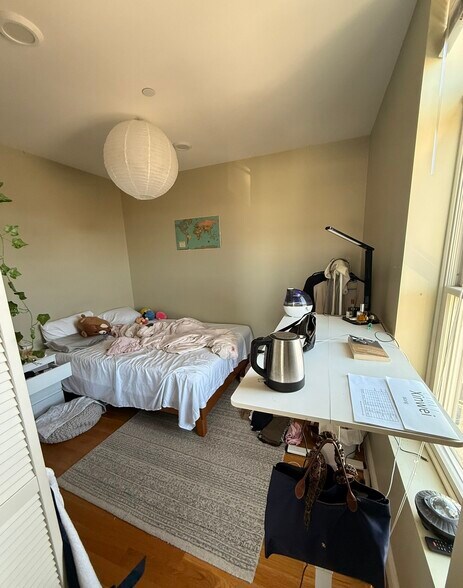 Building Photo - 128 Roxbury St