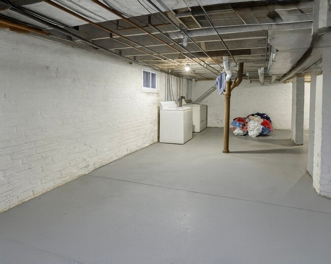 Building Photo - Large 2 Bed Lower Unit with Appliances & Garage Space!