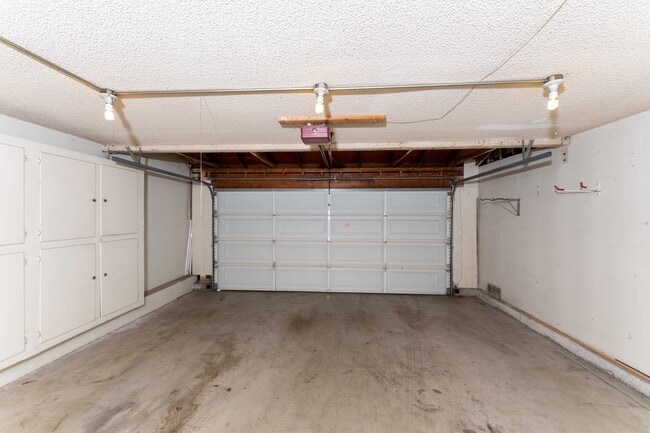 Building Photo - >>>>> TWO BEDROOM 1.5 BATHS TOWN-HOME STYL...