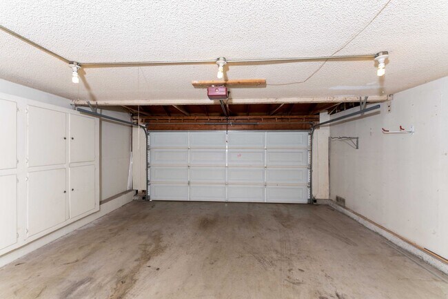 Building Photo - SPECIAL 2 WEEKS OFF! 2 BED 1.5 BATH TOWN S...