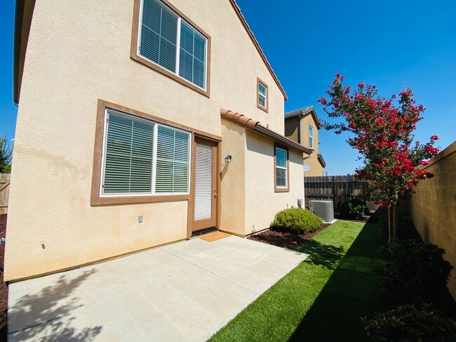 Building Photo - $2,250 DeWolf & Barstow, 3 Bedroom - Joy Dr, Clovis / Community Pool