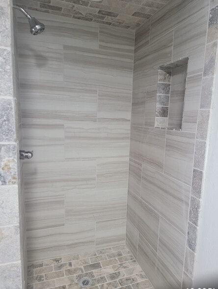 Master shower - 3112 N Viewpoint Dr
