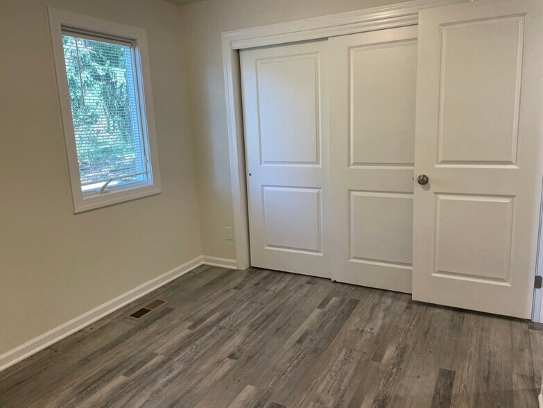 bedroom 1 - 160 Rockleigh Dr