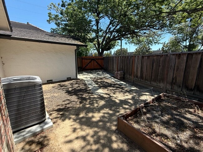 Building Photo - 1694 Lyle Dr