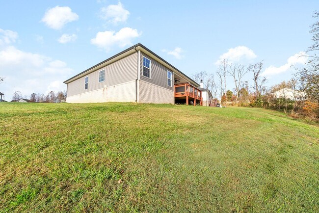 Building Photo - Pet Friendly Three Bedroom!