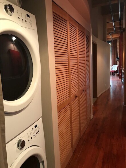 Building Photo - 1250 W Van Buren St