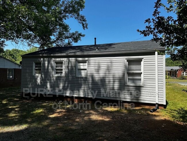 Building Photo - 504 Moore Dr