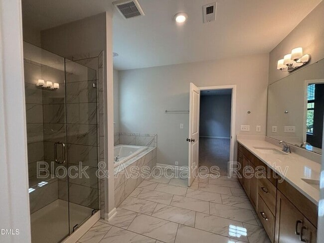 Building Photo - 2105 Goudy Dr