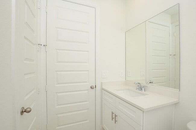 Building Photo - 6312 Cloverdale Ave