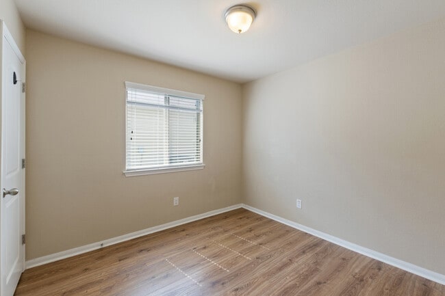 Building Photo - 8025 Hawthorn